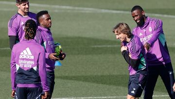 MADRID, 17/02/2023.- Los jugadores del Real Madrid Vinicius Jr (2i), Thibaut Courtois (i), Luka Modric (2d) y Camavinga (i) y Antonio Rüdiger (d) durante el entrenamiento llevado a cabo este viernes en la Ciudad Deportiva de Valdebebas, en Madrid. EFE/ Javier Lizon
