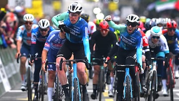 Godon y Vendrame celebran el doblete del AG2R en el Tour de Romand¨ªa.