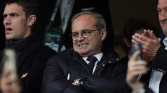 Luís Campos observa sonriente un partido del Paris Saint Germain.