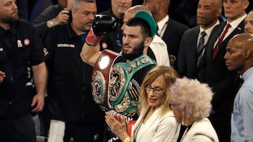 New York (United States), 19/06/2022.- Artur Beterbiev (C) of Canada displays his WBO, IBF, and WBC championship belts after defeating Joe Smith Jr. of the USA during the second round of their world men's light heavyweight championship title fight at Madison Square Garden in New York, New York, USA, 18 June 2022. (Estados Unidos, Nueva York) EFE/EPA/Peter Foley
