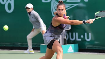 Sara Sorribes devuelve una bola ante Heather Watson durante su partido en el Torneo de Se&uacute;l.