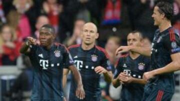 David Alaba (i) celebra su gol ante el Viktoria Plzen con sus compa&ntilde;eros de equipo 