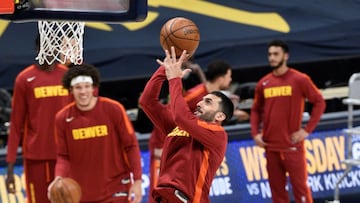 Facundo Campazzo calienta antes del partido entre Denver Nuggets y New Orleans Pelicans.