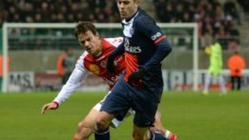 M&eacute;nez controla un bal&oacute;n delante de Armand, del Rennes. El extremo ha tenido menos protagonismo en esta campa&ntilde;a.
 