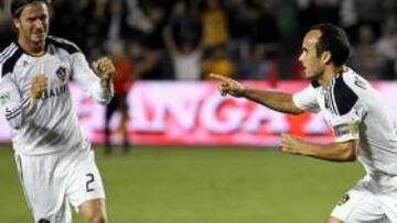 El capitán de los galaxy, Landon Donovan, celebra la transformación del penalti con Beckham al fondo.
