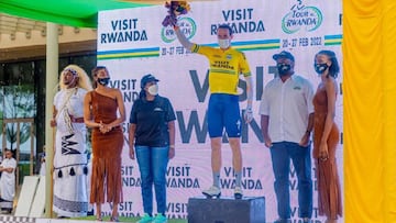 El ciclista franc&eacute;s del TotalEnergies Alexandre Geniez posa con el maillot de l&iacute;der tras ganar el pr&oacute;logo de la Vuelta a Ruanda 2022.