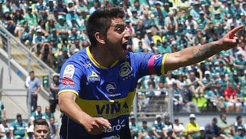 Francisco Venegas anotó el empate a tres de Everton ante Wanderers.