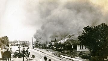 Las propiedades da&ntilde;adas se queman durante la masacre de Tulsa en junio de 1921. 