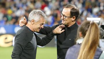 Fran Escrib¨¢ se saluda con Joseba Etxeberr¨ªa.