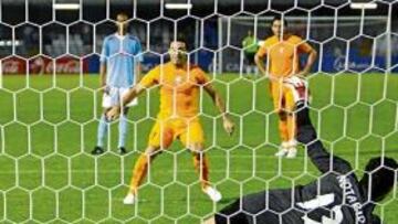 <b>NOTARIO VOLVIÓ A ACERTAR. </b>Notario adivinó la intención de Ismael y le detuvo un penalti al jiennense con 1-1 en el marcador.