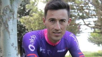 El ciclista español José Manuel Díaz posa con el maillot del Burgos-BH.
