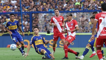 Argentinos Juniors' midfielder #10 Alan Lescano (C-R) vies for the ball with Boca Juniors' Spaniard midfielder #21 Ander Herrera (L) during the 2025 Apertura Tournament of the Argentine Professional Football League match, at La Bombonera stadium in Buenos Aires, on January 26, 2025. (Photo by ALEJANDRO PAGNI / AFP)