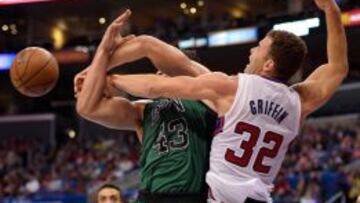 Intensa lucha entre Blake Griffin y Kris Humphries.