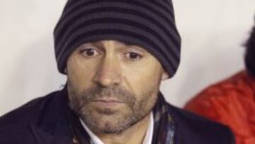 El entrenador del Rayo Vallecano Paco Jémez en el banquillo durante el partido, correspondiente a la jornada decimoctava de Liga en Primera División, que Rayo Vallecano y Villarreal juegan esta noche en el estadio de Vallecas, en Madrid.