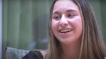 Maggie Drozdowski, surfista de 15 a&ntilde;os, sonriendo en una entrevista para TV, el 23 de mayo del 2023. 