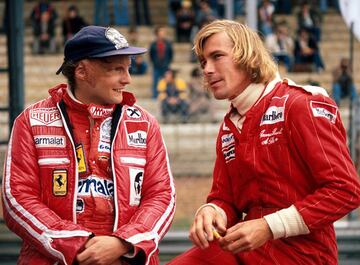 La relación entre Niki Lauda y James Hunt pasó de la intensa y agria rivalidad a la amistad. Ambos reconocieron el talento y los méritos del otro. Aquella sería la única corona para el británico, que sólo ganaría tres carreras más en 1977 y se retiraría en 1979. Su vida fuera de los circuitos fue tan intensa como dentro. La fiesta y las mujeres, su gasolina. Falleció el 15 de junio de 1993 por un infarto. En la imagen, Niki Lauda y James Hunt, en 1976.