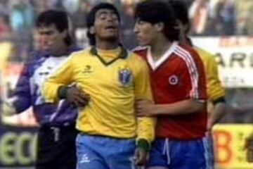 Dos partidos, una guerra. El Nacional y el Maracaná fueron escenarios de batallas que trascendieron la cancha. Patadas, trampas, golpes arteros, mala intención y el engaño de Roberto Rojas que dejó a Chile fuera de dos Mundiales, fueron parte de un cóctel que cayó muy mal.