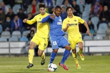El centrocampista del Getafe Jorge Sammir (c) pelea un balón con los jugadores del Villarreal Manu Trigueros (i) y Oliver Torres.