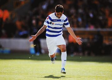 El de Rosario cruz車 el charco en la temporada 09/10 cuando lleg車 al QPR procedente del Instituto argentino. Tras ello pas車 por las filas del Palermo, Getafe, Mallorca o Marbella. Con el conjunto ingl谷s consigui車 el ascenso a la Premier League.
