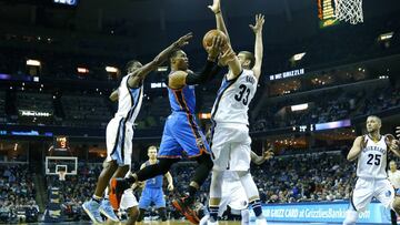 MEM16. MEMPHIS (TN, EE.UU.), 29/12/2016.- El jugador de Thunder Russell Westbrook (c) lanza hacia la cesta ante la marca de Tony Allen (i) y Marc Gasol (2-d), de Grizzlies, hoy, jueves 29 de diciembre de 2016, durante un partido entre Thunder y Grizzlies por la NBA, en el FedExForum de Memphis, Tennessee (EE.UU.). EFE/Mike Brown