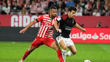 GIRONA, 23/10/2022.- El defensa del Osasuna Manuel S¨¢nchez (d) lucha un bal¨®n con Yangel Herrera, del Girona, durante el partido de Liga de Primera Divisi¨®n que disputan este domingo frente a Osasuna en el estadio Municipal Montilivi de Girona. EFEE/David Borrat