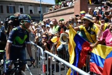 Nairo Quintana saluda a los aficionados colombianos. 