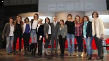 Las participantes de la Jornada Deporte Femenino del COE, con su presidente, Alejandro Blanco a la cabeza. 