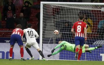 ??EMPATA PAREJO!! ?Oblak adivin¨® el lanzamiento del capit¨¢n valencianista desde los once metros, pero iba muy bien tirado y no pudo desviarlo!