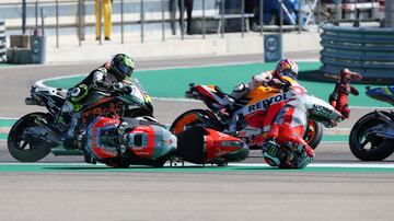 Jorge Lorenzo perdió el control de su moto en la primera curva del Gran Premio Premio de Aragón y abandonó la carrera tras una aparatosa caída.