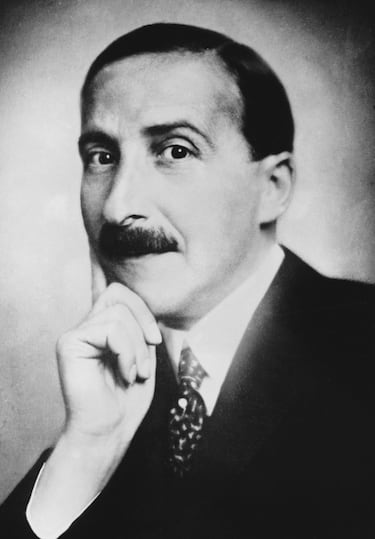 El autor austriaco nació en una familia judía acomodada y, en 1934, debido a auge del nazismo, emigró primero a Inglaterra y después a Nueva York. Finalmente, se suicidó junto a su mujer Lotte en Petrópolis (Brasil) en 1942 sumido en la desesperación ante lo que él pensaba que era un avance mundial imparable del nazismo. Sweig llegó a a ser uno de los autores más leídos y traducidos de su época y es un referente humanista frente al nacionalismo por su compromiso con la tolerancia y la cultura común europea.