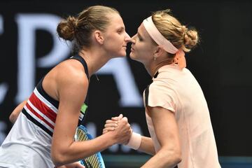 Karolina Pliskova y Lucie Safarova se besan.