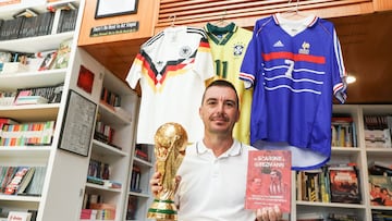 Antonio De la Rosa con la Copa del Mundo y las camisetas.