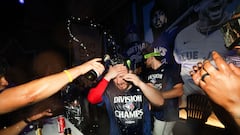 El mexicano Alejandro Kirk festeja el título divisional con los Blue Jays