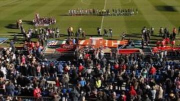 <b>12:00. </b>Atl¨¦tico y Betis intercambian saludos antes de comenzar el partido. La soleada ma?ana en Madrid anim¨® a muchos aficionados rojiblancos a ir al Calder¨®n.