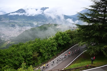 Una jornada repleta de dureza montañosa con más de 200 kilómetros y la ascensión a San Valentino con traca final hizo que la clasificación del Giro de Italia saltase por los aires, con Del Toro reteniendo el liderato con escasos segundos de renta. En la imagen, el Ineos tira del reducido grupo de favoritos para un siempre voluntarioso Egan Bernal.
