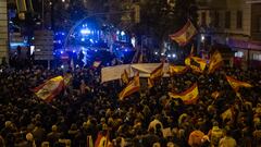 Cientos de personas con banderas y pancartas, durante una concentración en contra de la amnistía, en la sede del PSOE en la calle Ferraz, a 8 de noviembre de 2023, en Madrid (España). Ya son varias las jornadas en las que los manifestantes se han organizado a través de redes sociales y se han mostrado opuestos al pacto de los socialistas con ERC que incluye, entre otras medidas, una ley de amnistía que favorecería a los procesados del 'procés' catalán, el traspaso de las competencias de Rodalíes o la condonación de hasta 15.000 millones de euros de deuda del Fondo de Liquidez Autonómica (FLA) a Cataluña.
08 NOVIEMBRE 2023;MANIFESTACIÓN;FERRAZ;PSOE;INVESTIDURA;JUNTS;POLICÍA;NOCHE;BANDERA
Alejandro Martínez Vélez / Europa Press
08/11/2023