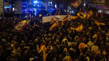 Cientos de personas con banderas y pancartas, durante una concentración en contra de la amnistía, en la sede del PSOE en la calle Ferraz, a 8 de noviembre de 2023, en Madrid (España). Ya son varias las jornadas en las que los manifestantes se han organizado a través de redes sociales y se han mostrado opuestos al pacto de los socialistas con ERC que incluye, entre otras medidas, una ley de amnistía que favorecería a los procesados del 'procés' catalán, el traspaso de las competencias de Rodalíes o la condonación de hasta 15.000 millones de euros de deuda del Fondo de Liquidez Autonómica (FLA) a Cataluña.
08 NOVIEMBRE 2023;MANIFESTACIÓN;FERRAZ;PSOE;INVESTIDURA;JUNTS;POLICÍA;NOCHE;BANDERA
Alejandro Martínez Vélez / Europa Press
08/11/2023