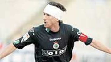 <b>EL GOLEADOR</B>. Morán acaba de batir a Lemmens y se dirige a festejar el gol con sus compañeros. Fue un chutazo que sorprendió al meta belga.