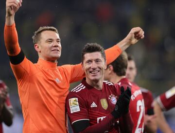 Neuer y Lewandowski celebran el triunfo en Dortmund.