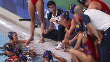 TOKYO, JAPAN - JULY 24: Head Coach Miguel Angel Oca Gaia of Team Spain talks to his team during the Women&#039;s Preliminary Round Group A match between South Africa and Spain on day one of the Tokyo 2020 Olympic Games at Tatsumi Water Polo Centre on July 24, 2021 in Tokyo, Japan. (Photo by Naomi Baker/Getty Images)