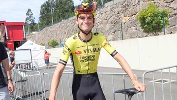 Sepp Kuss posa para AS ayer en la salida de Padrón.