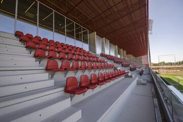 Así es el Centro Deportivo Wanda Alcalá de Henares, la nueva sede del conjunto rojiblanco situada al nordeste de Madrid. Varios equipos de su Academia comenzarán a entrenarse en estas nuevas instalaciones rojiblancas. En el recinto hay cuatro campos de fútbol-11 y otros más de fútbol-7. Se completa con una tienda oficial del club, una cafetería, gimnasio para los jugadores, una gran zona médica, oficinas para la Academia, aulas de estudio para los chicos y chicas y más de 30 vestuarios.