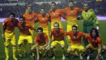 CON MONTOYA SE COMPLETÓ EL ONCE En el minuto 13 del partido, tras una jugada de ataque, se lesionó Alves y entró Montoya. El equipo titular era el siguiente: Pedro, Jordi Alba, Busquets, Piqué y Valdés, arriba; Messi, Alves (al que sustituyó Montoya), Fàbregas, Iniesta, Xavi y Puyol, abajo. En el partido de Getafe, esta temporada ya jugaron diez canteranos. El equipo titular fue: Valdés; Montoya, Piqué, Puyol, Adriano; Xavi, Busquets, Thiago; Pedro, Fàbregas y Tello.