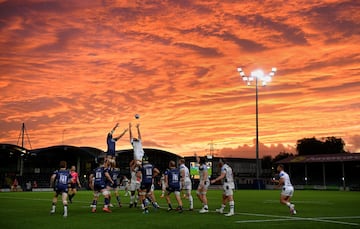 Preciosa panorámica de una jugada durante el partido de rugby entre el Worcester Warriors y el Bristol Bears en la Rugby Premiership Gallagher en Worcester, Inglaterra.