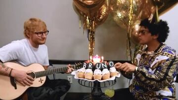 Ed Sheeran le canta el cumpleaños feliz a Bruno Mars