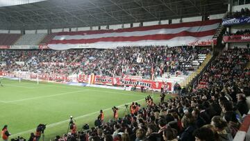 Ambientazo en El Molinón.