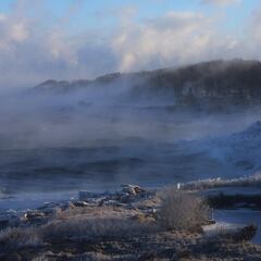 What is sudden stratospheric warming (SSW) and how can it bring cold temperatures to the east coast?