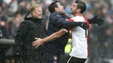 Graziano Pelle celebra con Kostas Lamprou uno de los goles del Feyenoord al PSV.