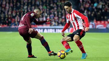 GRAF8224. BILBAO, 26/01/2018.- El delantero del Athletic de Bilbao Aritz Aduriz (d) disputa un balón con Rubén Peña, defensa de la SD Eibar, durante el partido correspondiente a la vigésimo primera jornada de Liga en Primera Di