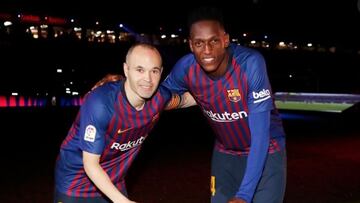 Yerry Mina se despide de Andrés Iniesta.